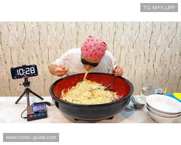 冯彦哲，训练馆里像武士，饭桌上秒变大胃王，谁想到这差距这么大？