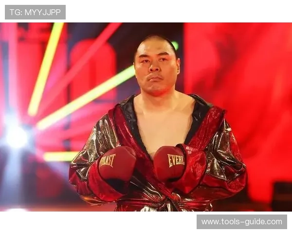 张志磊在家练拳把地板砸穿了，物业上门差点报警